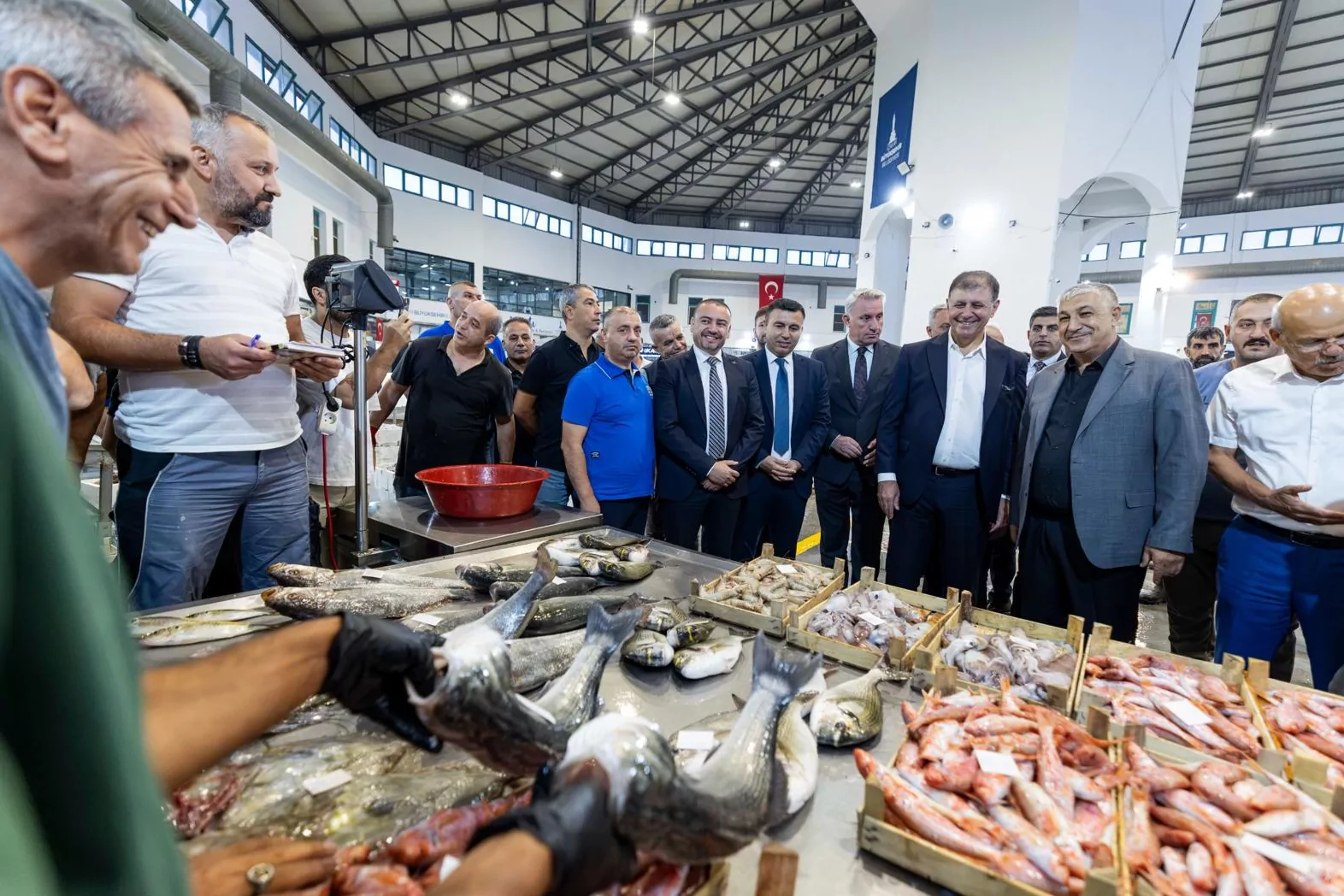 İzmir&rsquo;de yeni av sezonunun ilk balıkları mezada &ccedil;ıktı