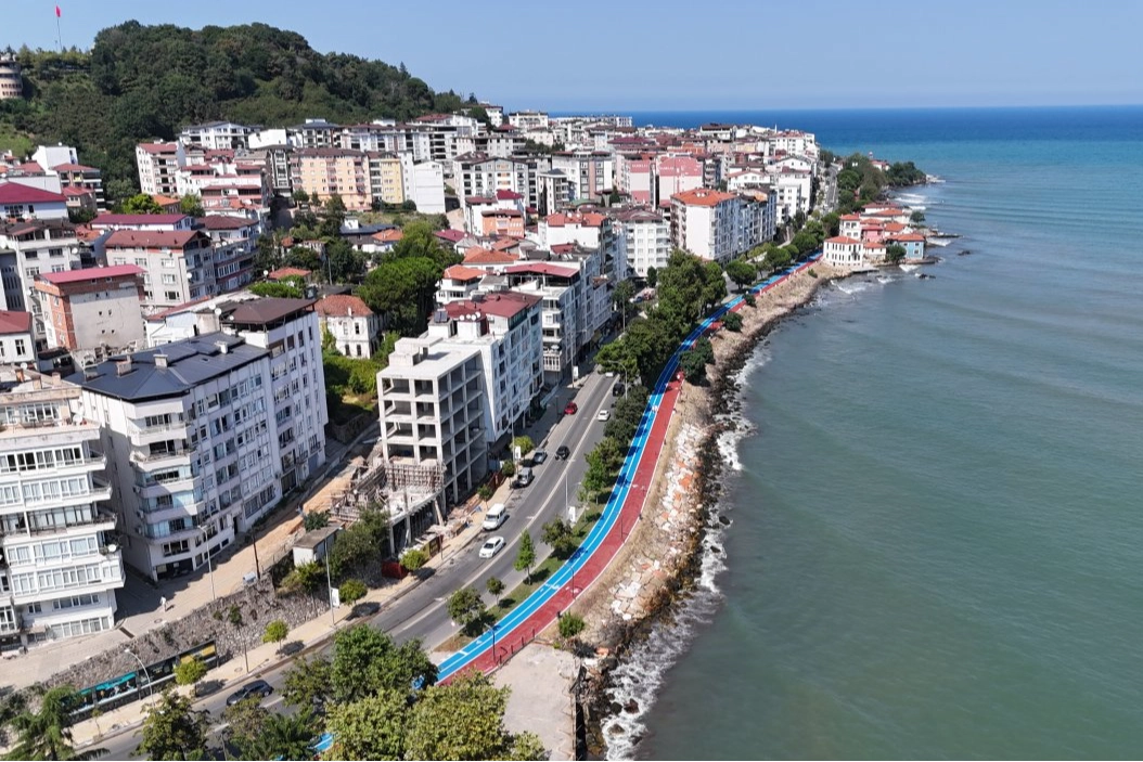 &Uuml;nye&rsquo;de kıyıdaki bisiklet ve y&uuml;r&uuml;y&uuml;ş yolu 10 kilometreye ulaşıyor