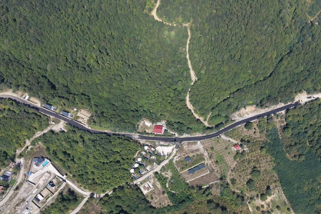 Sapanca&rsquo;da 1,5 kilometrelik yol sıcak asfaltla yenileniyor