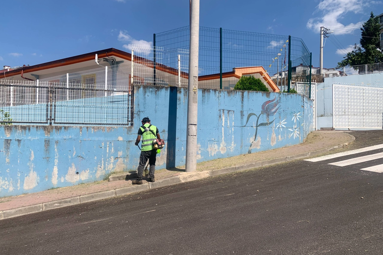 &Ccedil;ayırova&rsquo;daki okul bah&ccedil;elerinde d&ouml;nem &ouml;ncesi bakım yapılıyor