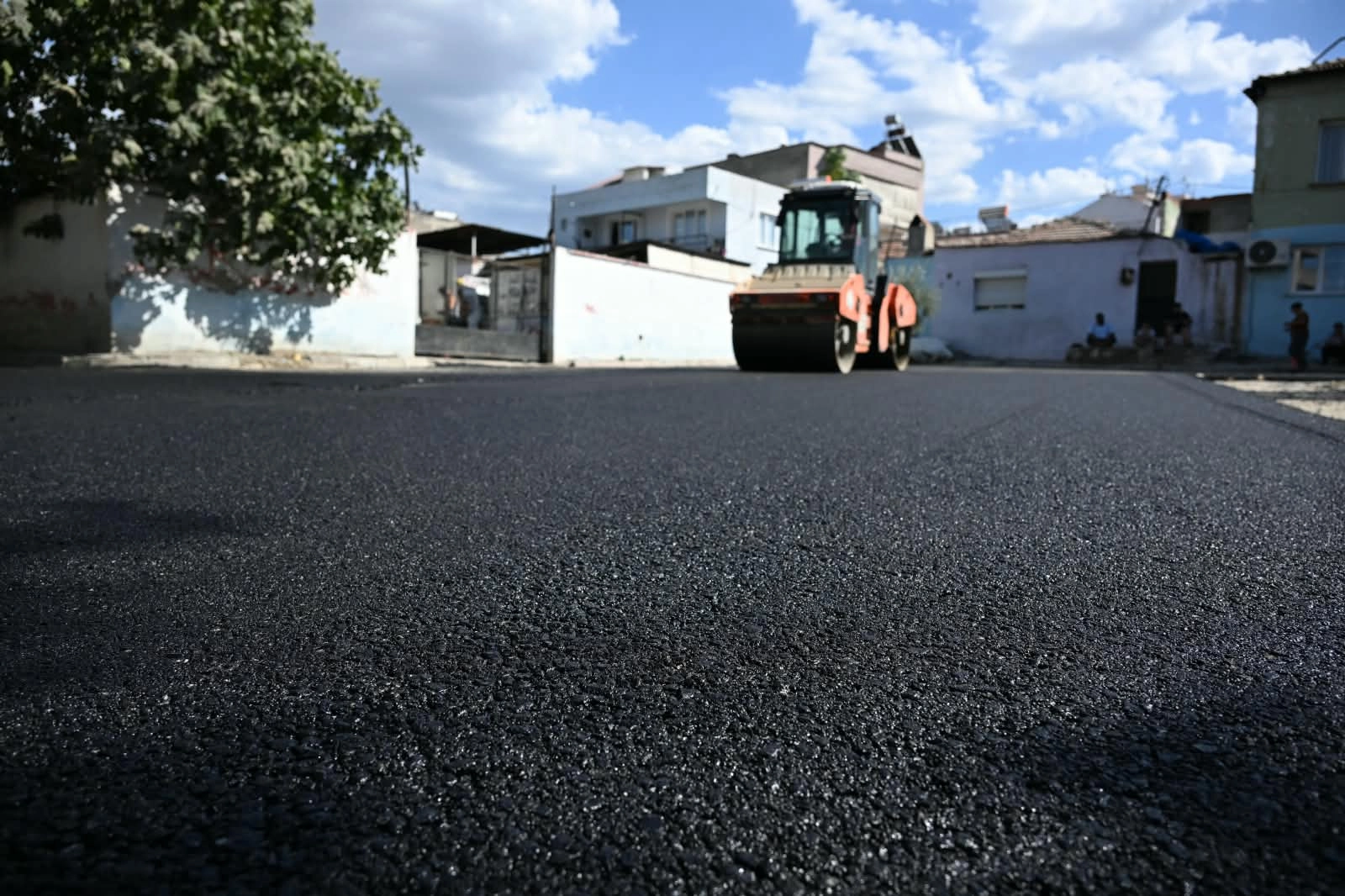 Salihli&rsquo;de &Ccedil;i&ccedil;ek Caddesi 3 bin ton asfaltla yenileniyor