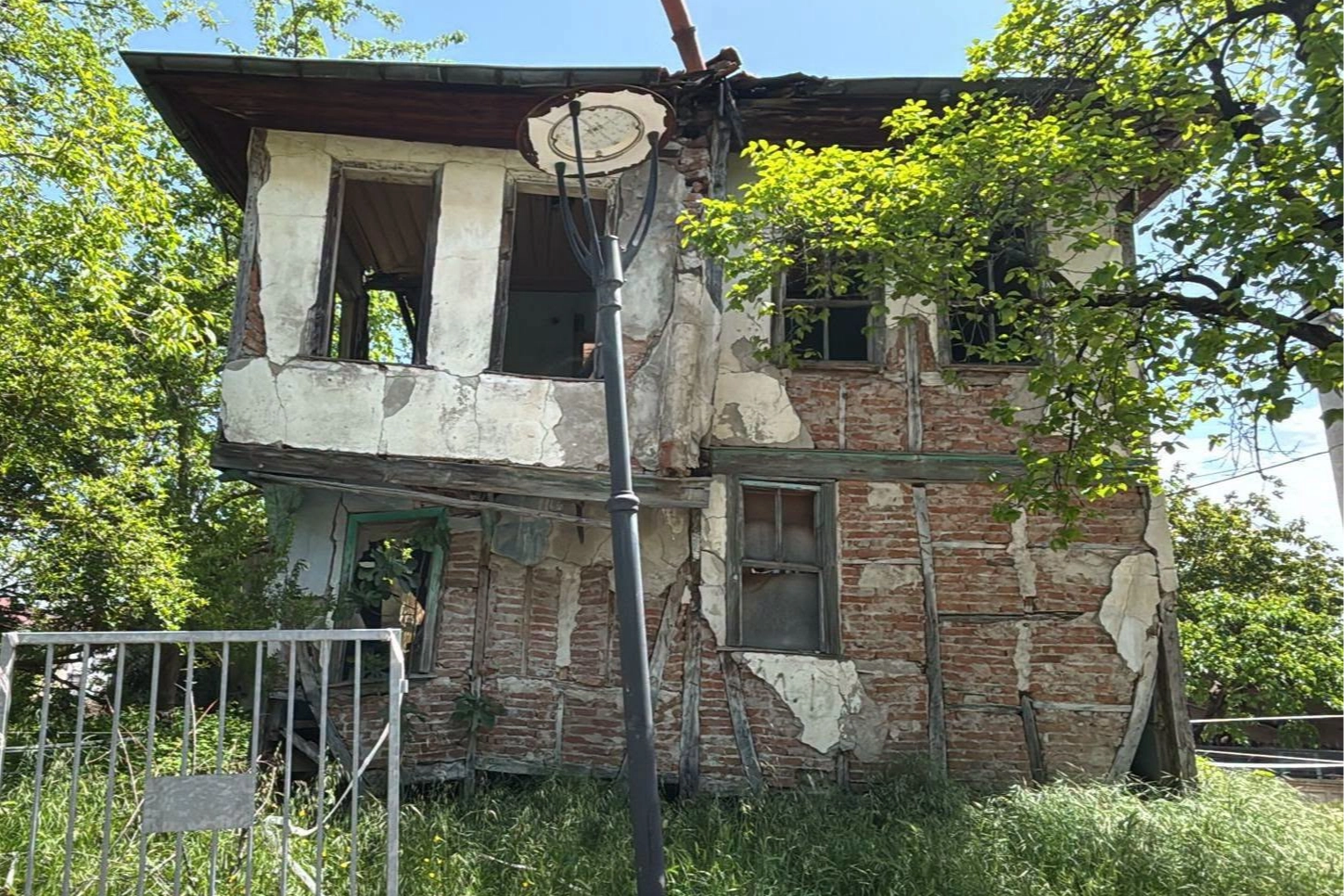 G&ouml;lc&uuml;k&rsquo;te risk taşıyan iki metruk yapı yıkıldı