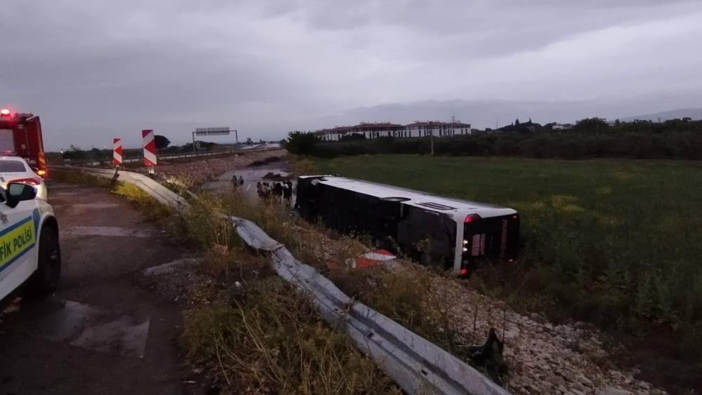 Manisa’da yolcu otobüsü şarampole yuvarlandı: 10 yaralı!