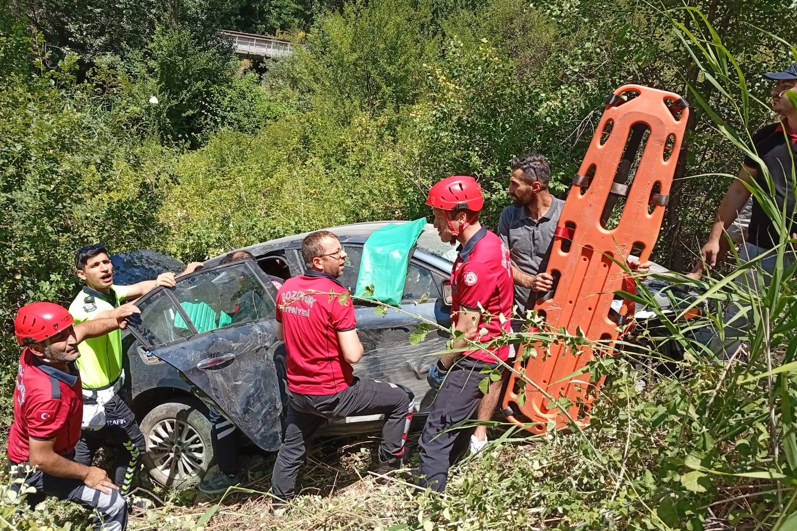 Şarampole devrilen araçta 3 kişi yaralandı