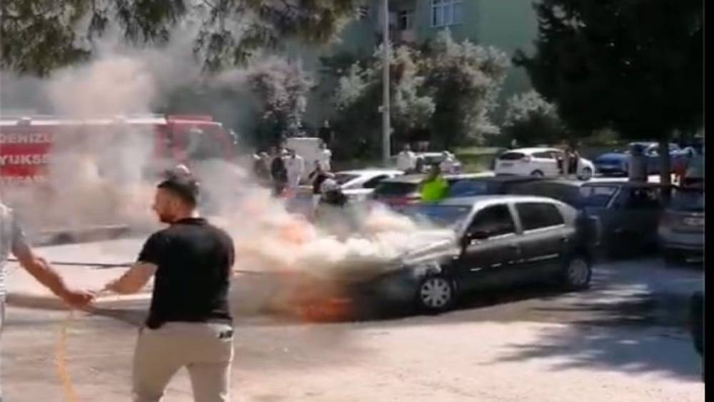 Seyir halindeki otomobil alev alev yandı!