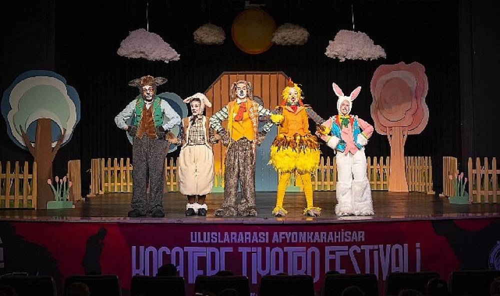 Alkışlar Karabağlar Kent Tiyatrosu'na