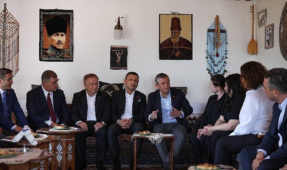 Başkan Tugay, İstanbul'da CHP Genel Başkanı Özgür Özel ile bir araya geldi