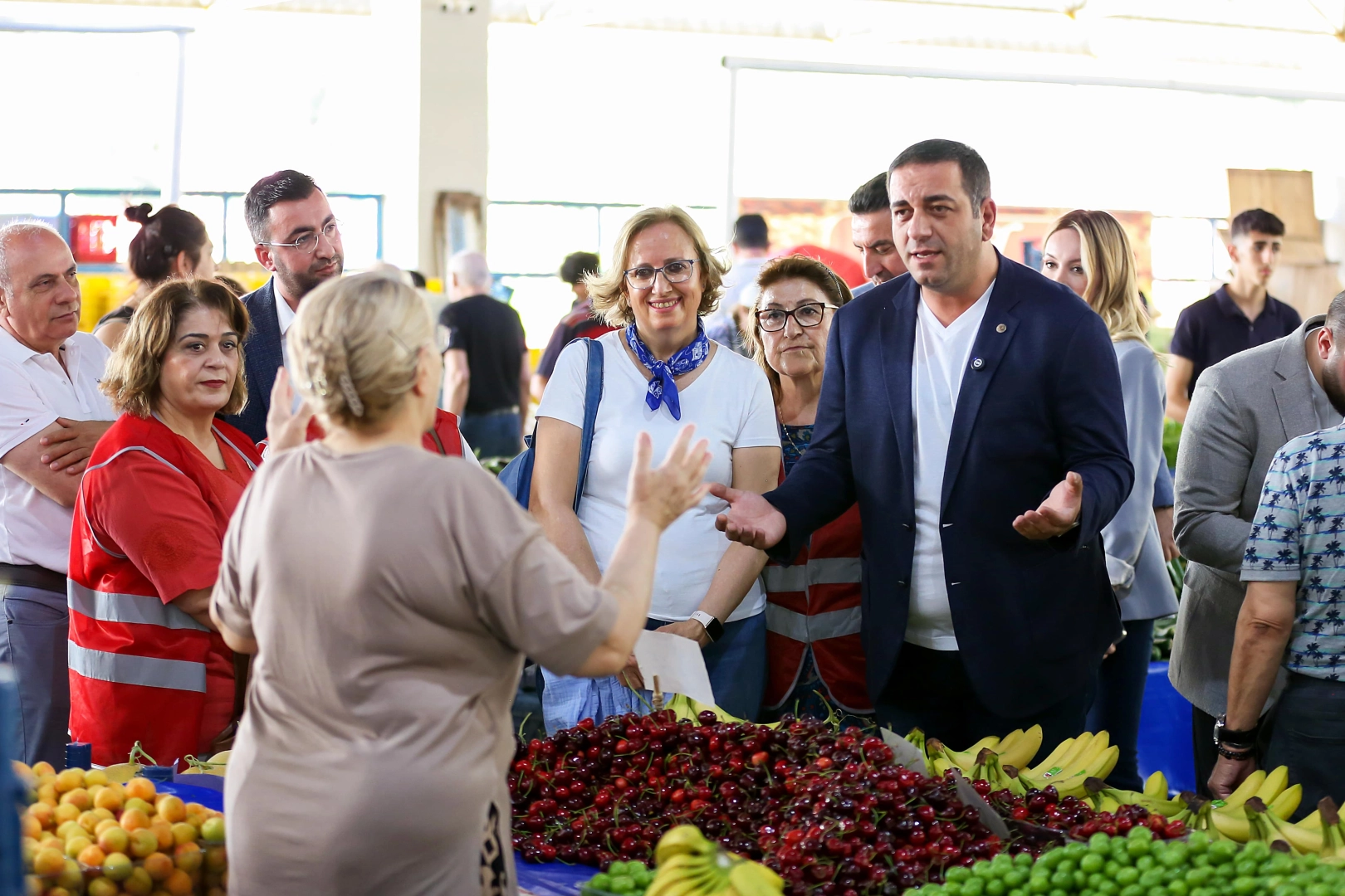 Narlıdere'de bayram öncesi pazaryeri ziyareti