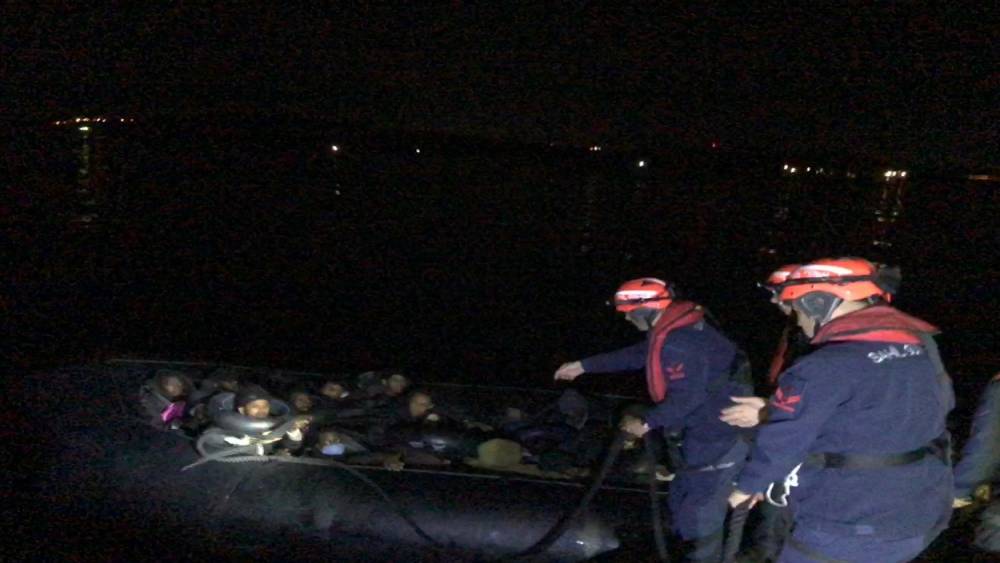 Çeşme'de lastik botta 48 göçmen yakalandı!