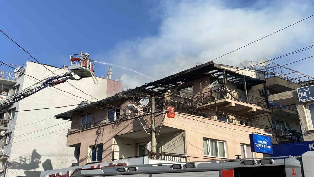 Karabağlar'daki çatı yangını korkuttu!