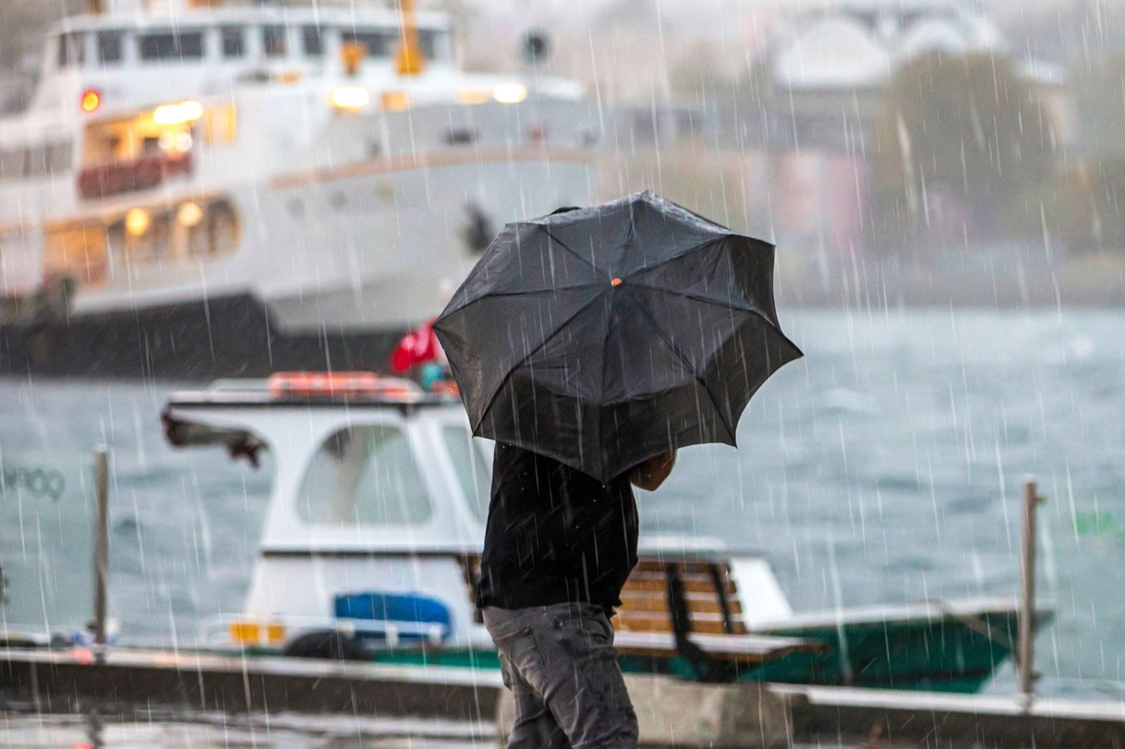 Meteoroloji'den sağanak, fırtına ve toz uyarısı!