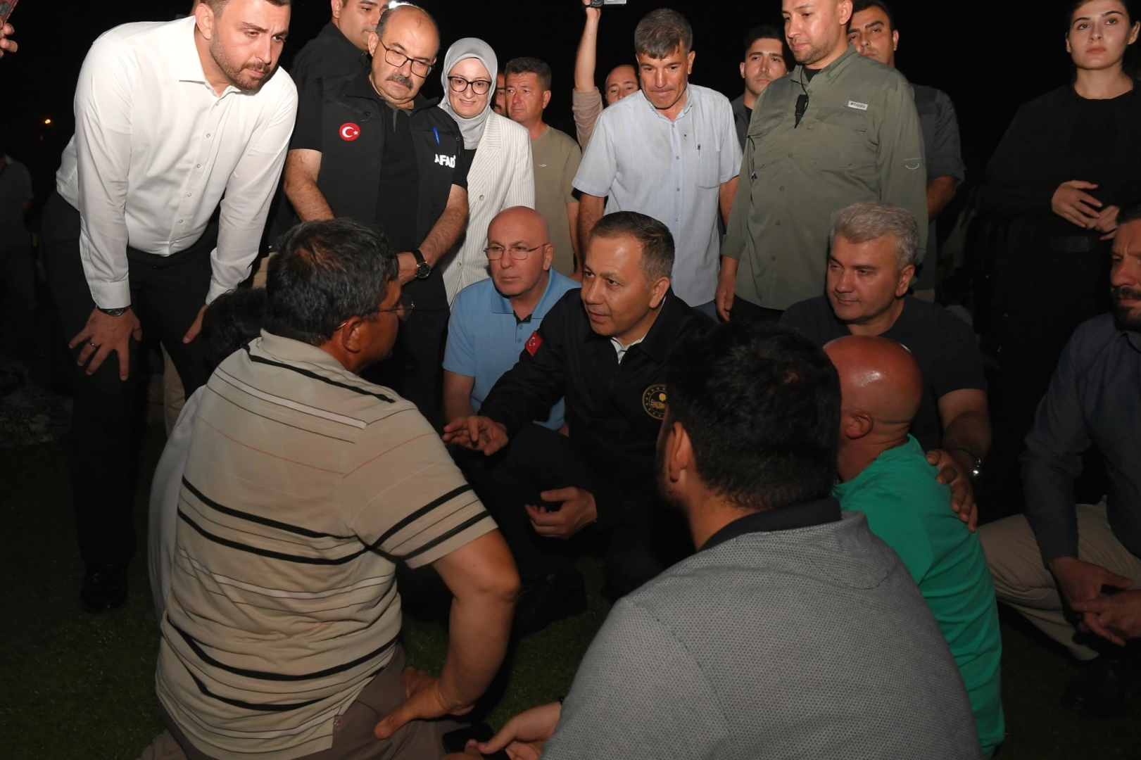 Halk sokaklarda! Sındırgı’da 6.1’lik deprem sonrası 88 artçı kaydedildi!