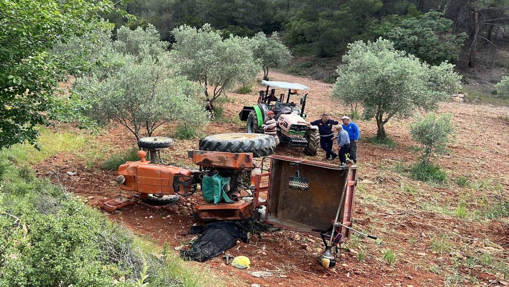 Devrilen traktörün altında kalan yaşlı kadın öldü!