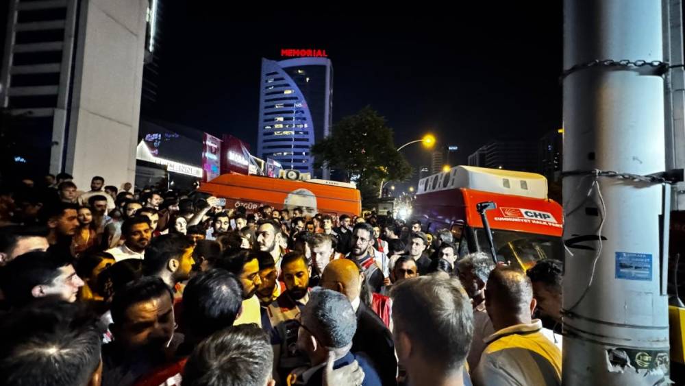 CHP Ankara Gençlik Kolları'ndan Akit TV önünde siyah çelenkli protesto 