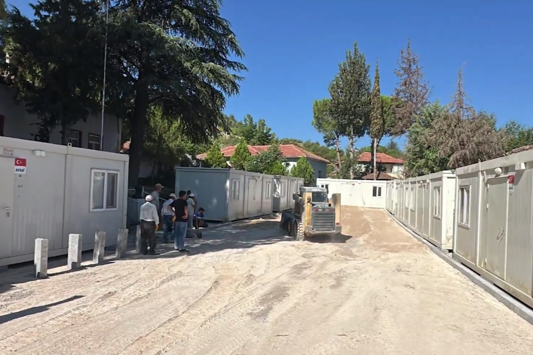 AFAD: Sındırgı Alacaatlı’da konteyner kurulumları sürüyor