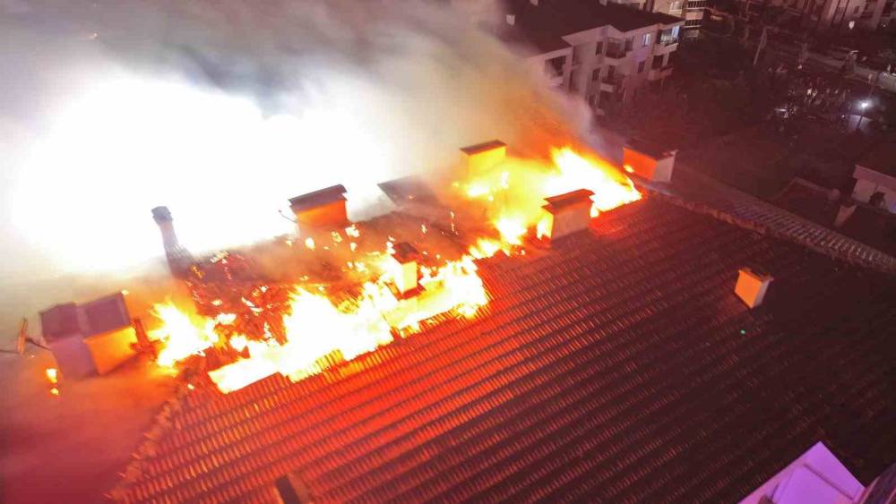 Aksaray&rsquo;da elektrik panosu yangını &ccedil;atıya sı&ccedil;radı