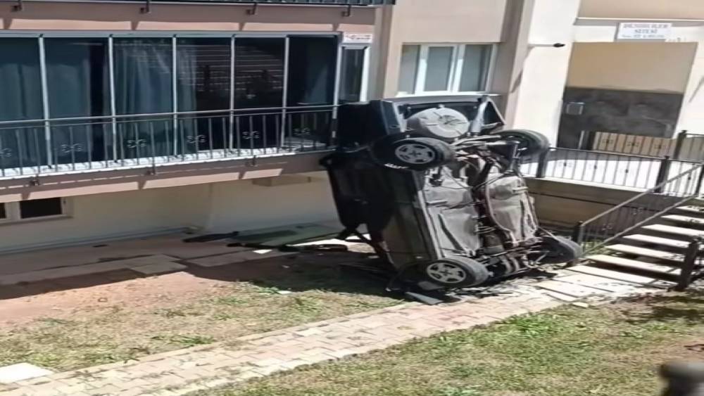 Kadın aday sürücü apartmanın bahçesine uçtu
