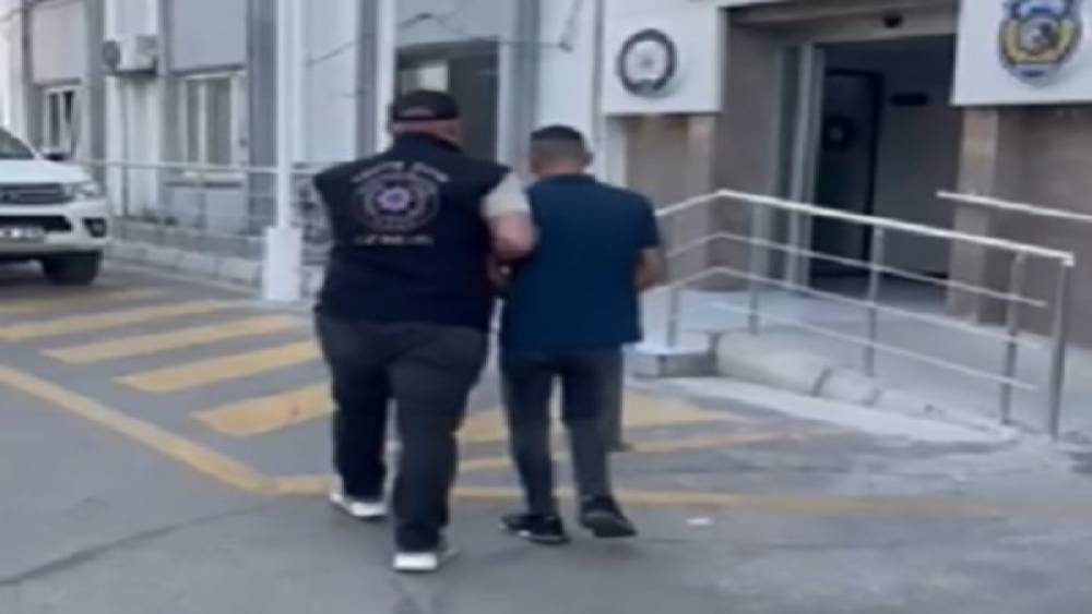 Biri kırmızı bültenle aranan 2 cinayet firarisi İzmir’de yakalandı
