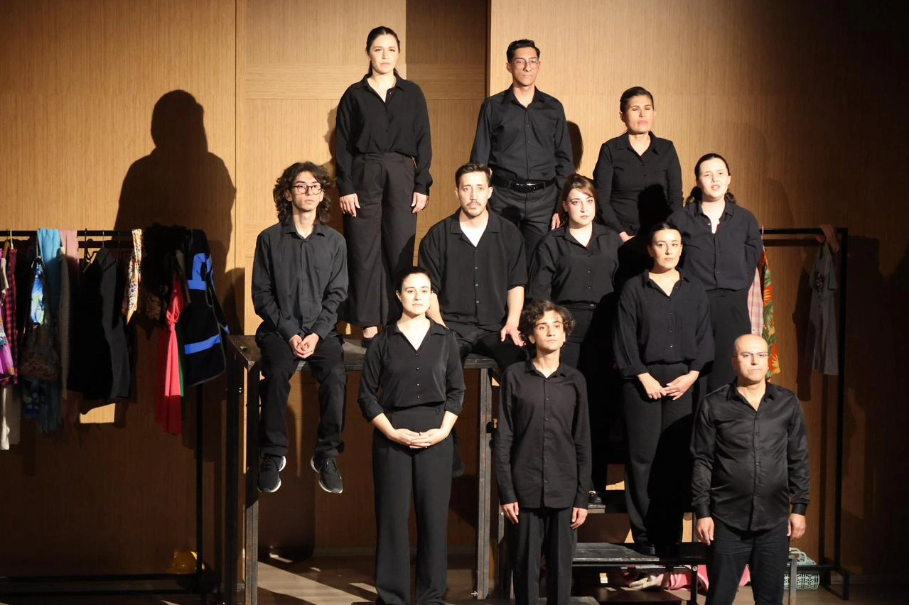 Karabağlar'da Kent Tiyatrosu kursiyerlerinden alkışlık performans