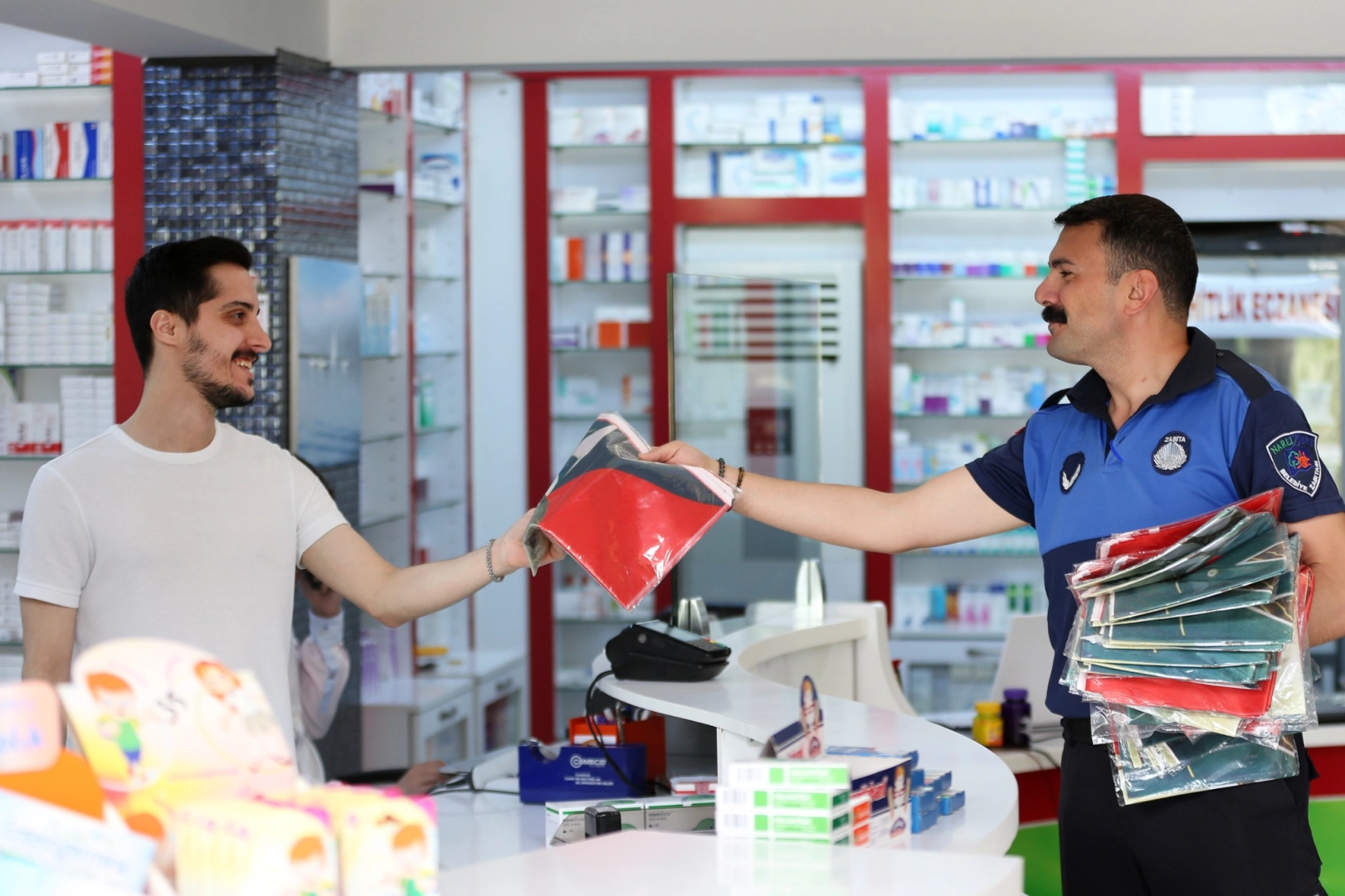 Narlıdere Belediyesi esnafa bayrak dağıttı