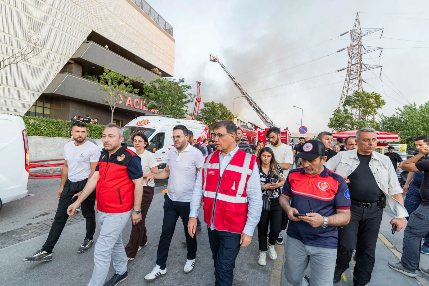 Başkan Tugay'dan yangın sonrası değerlendirme: Bu tür tesisler yeniden gözden geçirilmeli