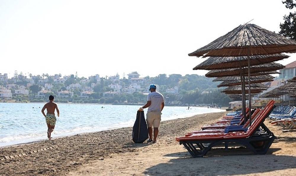 Çeşme Belediyesi 19 plajda temizlik çalışmalarını sürdürüyor