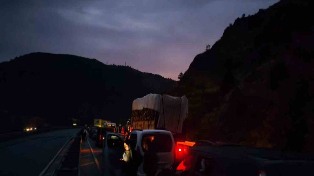 Sivas&rsquo;ta toprak ve taşların d&uuml;şt&uuml;ğ&uuml; yolda 10 kilometrelik ara&ccedil; kuyruğu oluştu