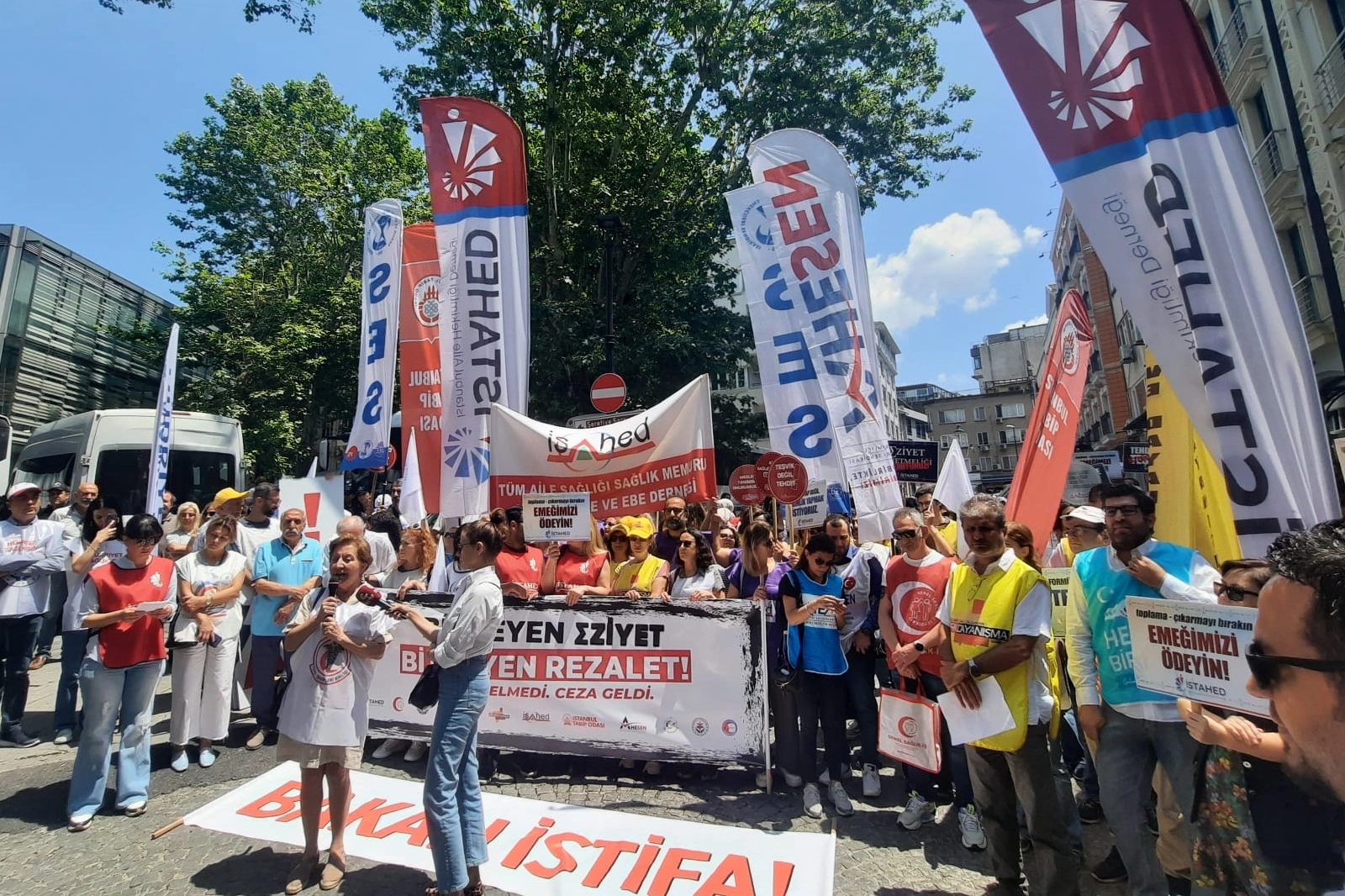 Aile Hekimleri eylemde: Eziyet Yönetmeliği geri çekilsin!