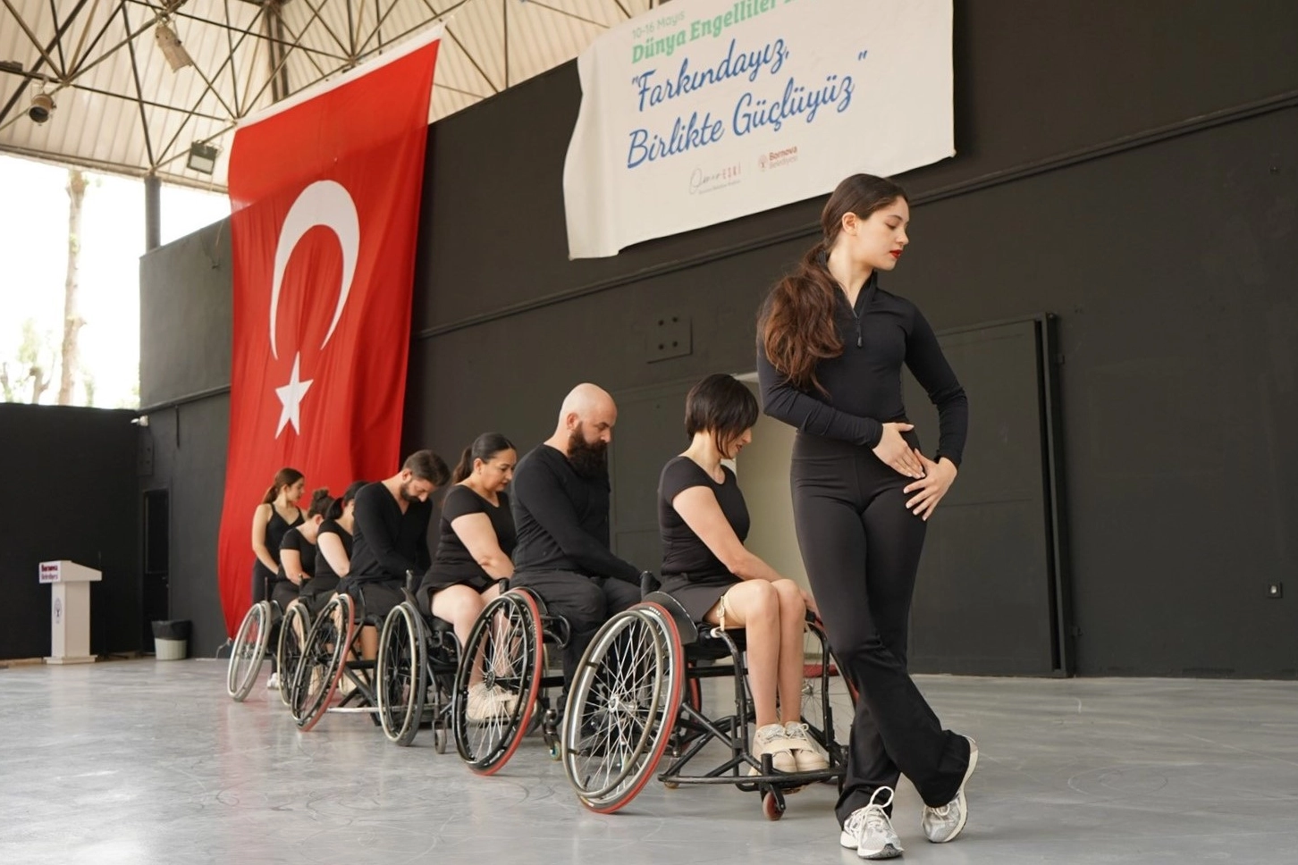 Bornova'da dansın gücüyle engelleri aştılar