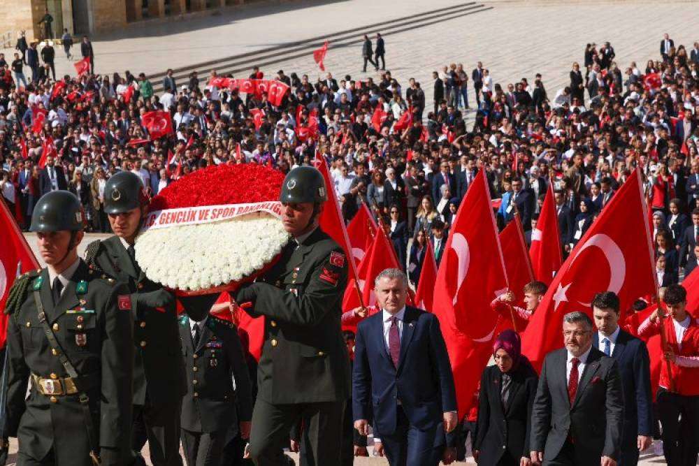 Bakan Bak gençlerle Anıtkabir'de