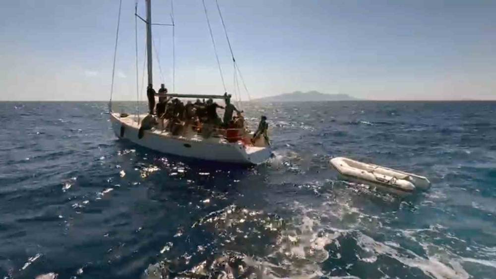 Datça’da sürüklenen teknede 9’u çocuk 34 düzensiz göçmen kurtarıldı