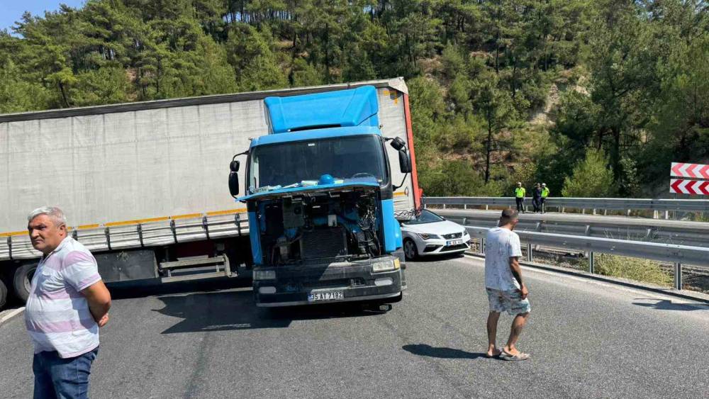 Sabuncubeli’nde tır makasladı, trafik felç oldu