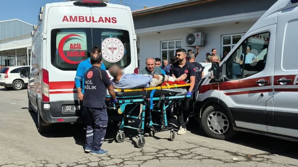 Belediye binası bah&ccedil;esinde silahlı saldırı: 3 yaralı
