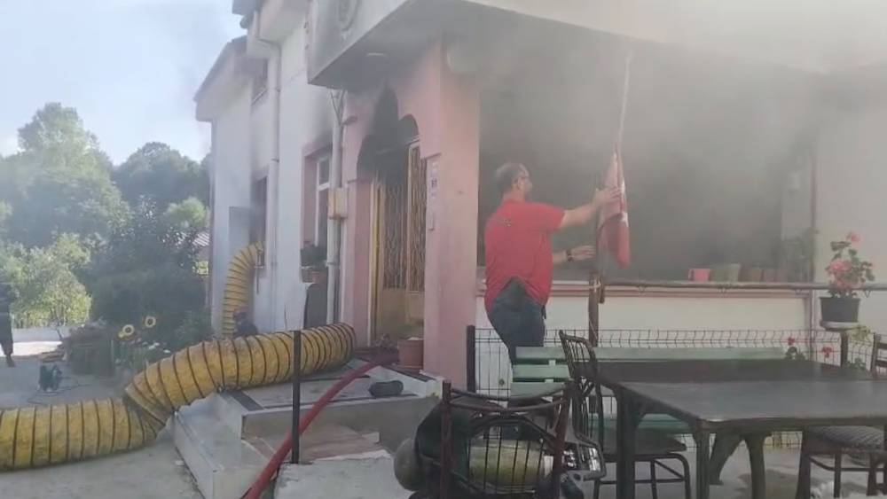 İtfaiyecinin T&uuml;rk bayrağı hassasiyeti
