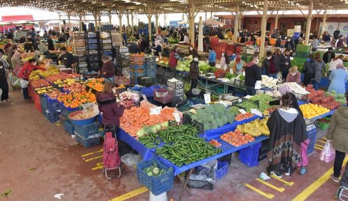 Aliağa Yeni Mahalle Kapalı Pazar Yeri’nde Yılın İlk Pazarı Kuruldu