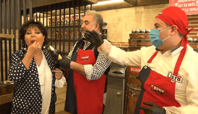 Ünlüler dünyasının en sempatik çiftlerinden Safiye Soyman ve Faik Öztürk'ten çiğköfteli çifte kutlama