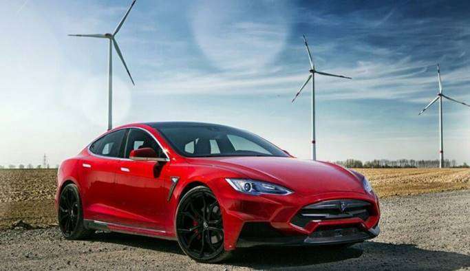 ABD'de otomatik pilot kontrolündeki Tesla araç kaza yapıp yandı