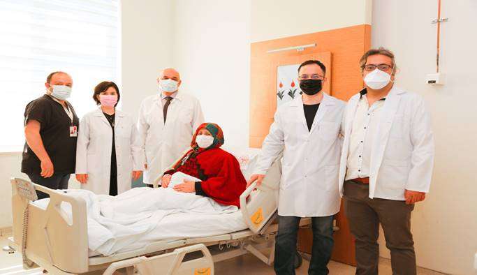 Doktorların büyük dikkati sayesinde vücudunda bulunan üç farklı kanserden aynı anda kurtuldu