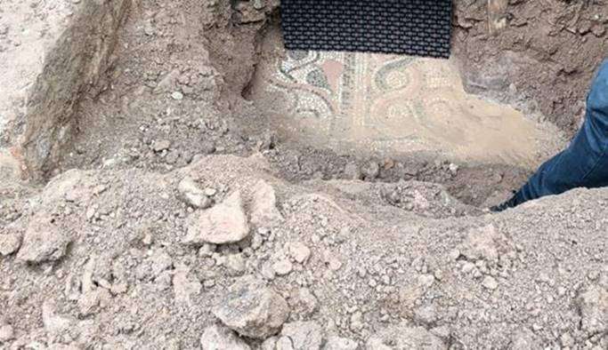 İzmir'de kaçak kazı operasyonunda Roma döneminde ait bir manastır ile 1500 yıllık mozaiğe rastlandı