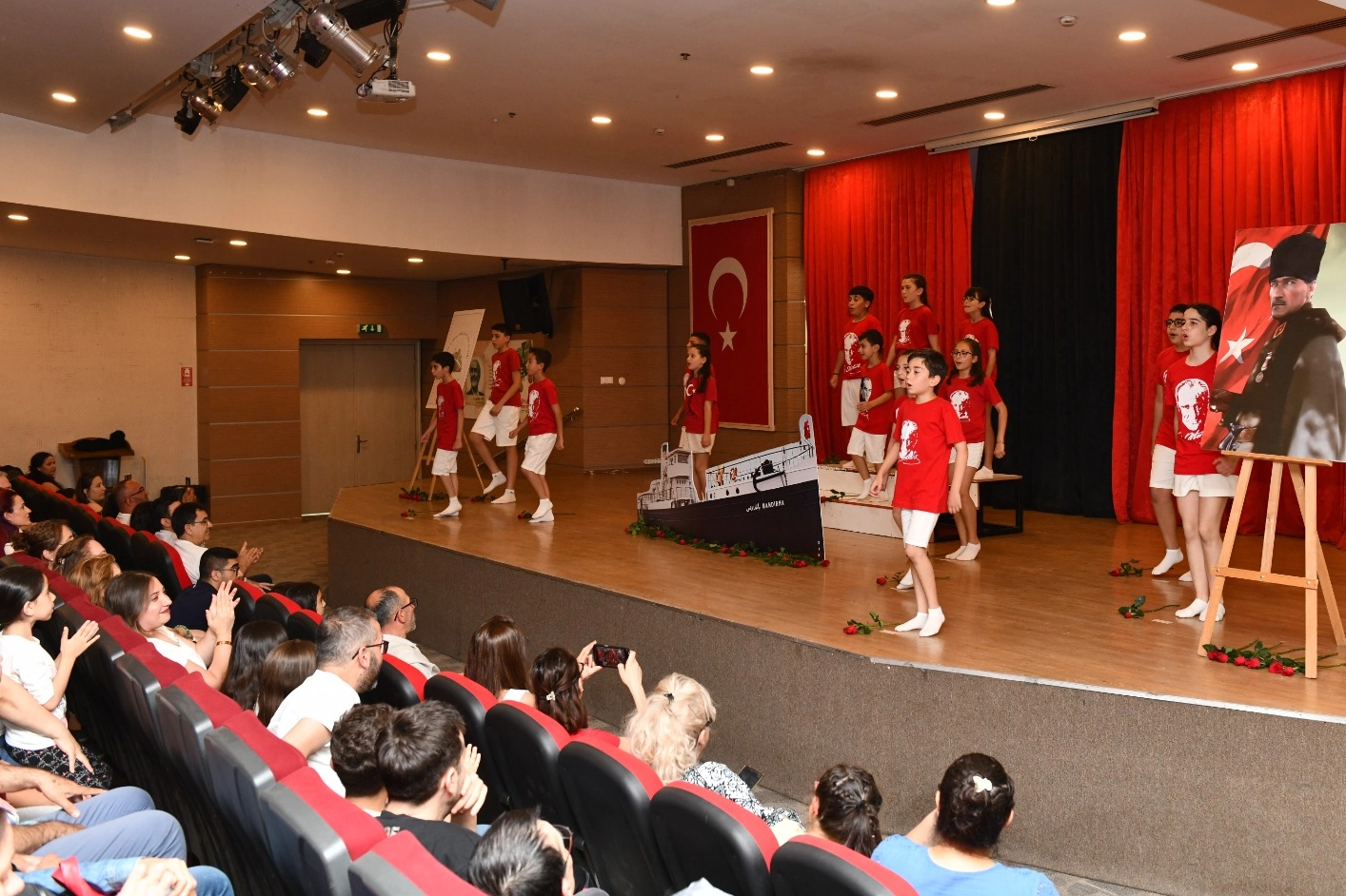 Çiğli’de 'Aynı Gemideyiz'e büyük alkış
