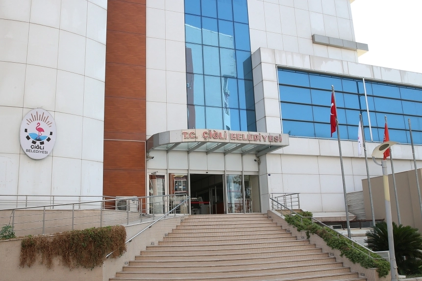 &Ccedil;iğli Belediye Başkanı Yıldız&rsquo;ın makam aracına silahlı saldırı!