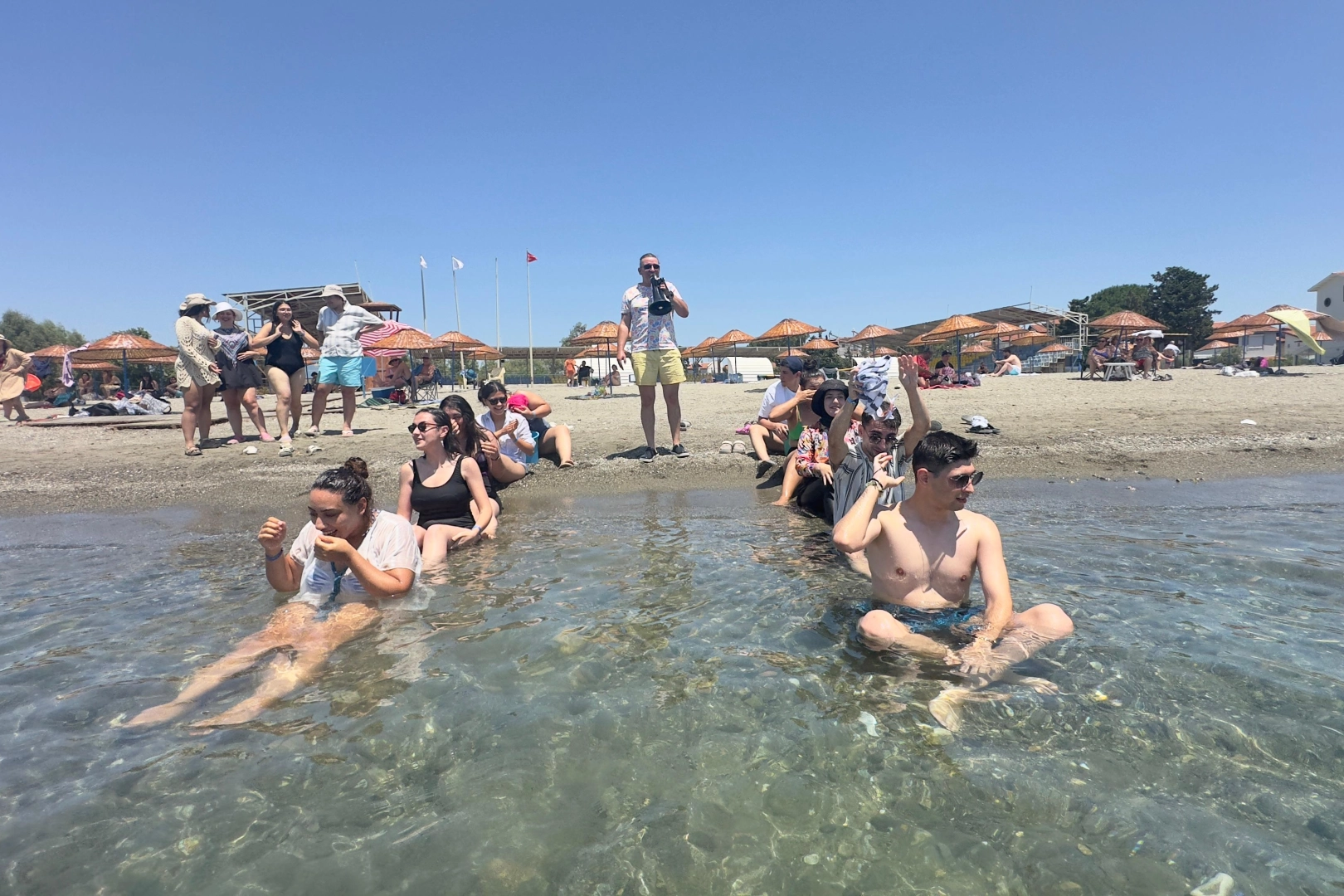 İzmir’de gençler yazın tadını denizle çıkarıyor