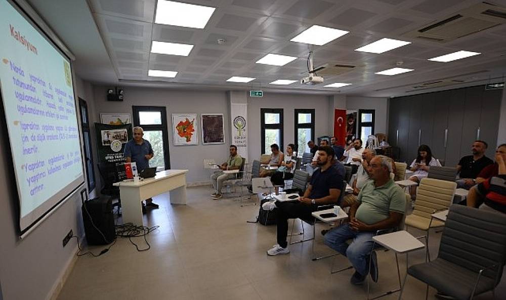 Efes Tarlası Yaşam Köyü'nde Nar Üreticilerine Eğitim