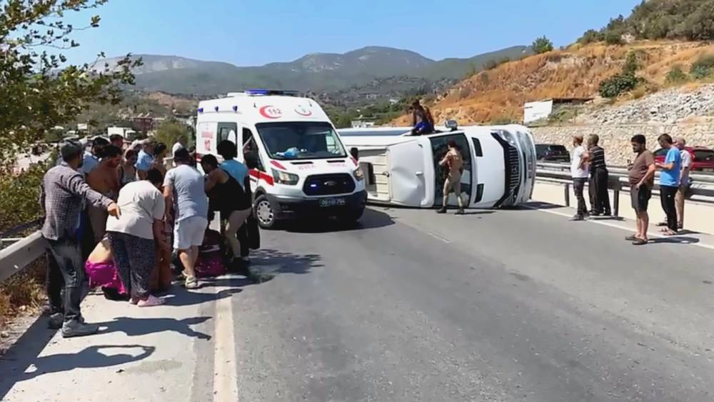 Söke’de turist midibüsü devrildi: 7 yaralı