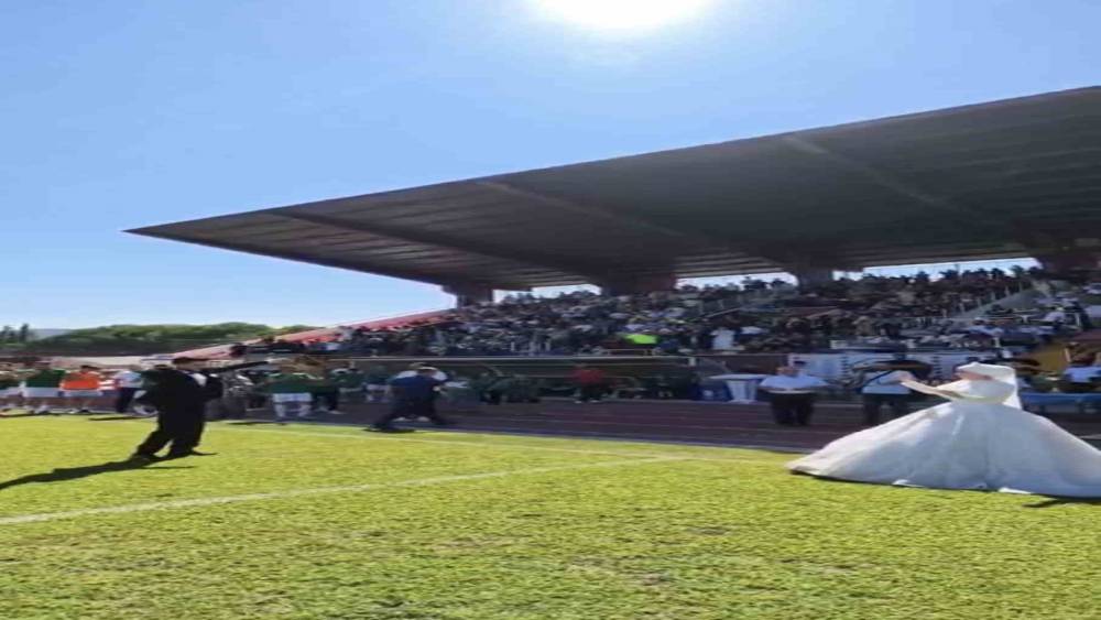 İneg&ouml;l&rsquo;de Yeni Evlenen &Ccedil;ift Final Ma&ccedil;ını Trib&uuml;nden İzledi