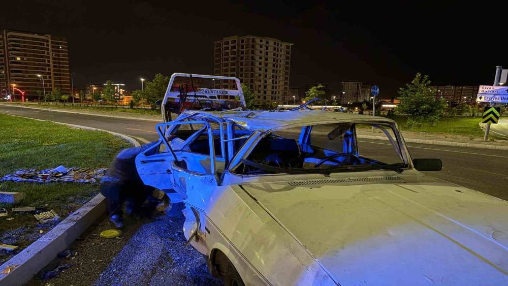 Kayseri&rsquo;de İki Otomobil &Ccedil;arpıştı: D&ouml;rt Kişi Yaralandı