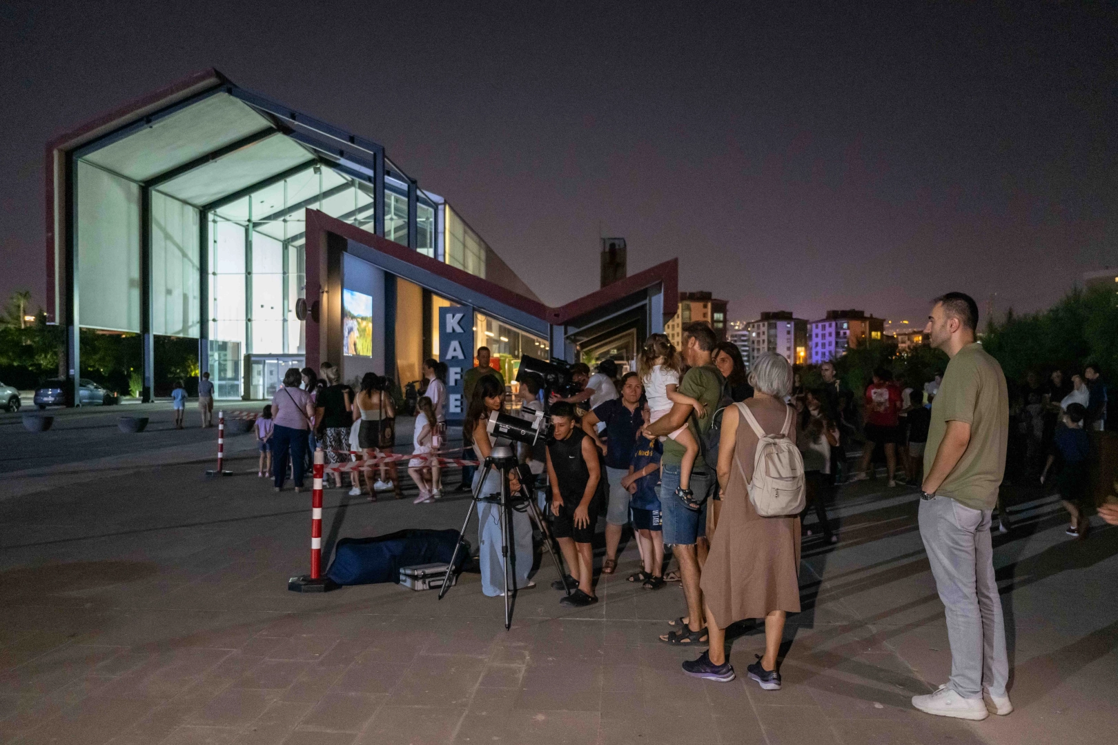 Bornova'da 8500 yıllık tarihin g&ouml;lgesinde g&ouml;ky&uuml;z&uuml; g&ouml;zlemi