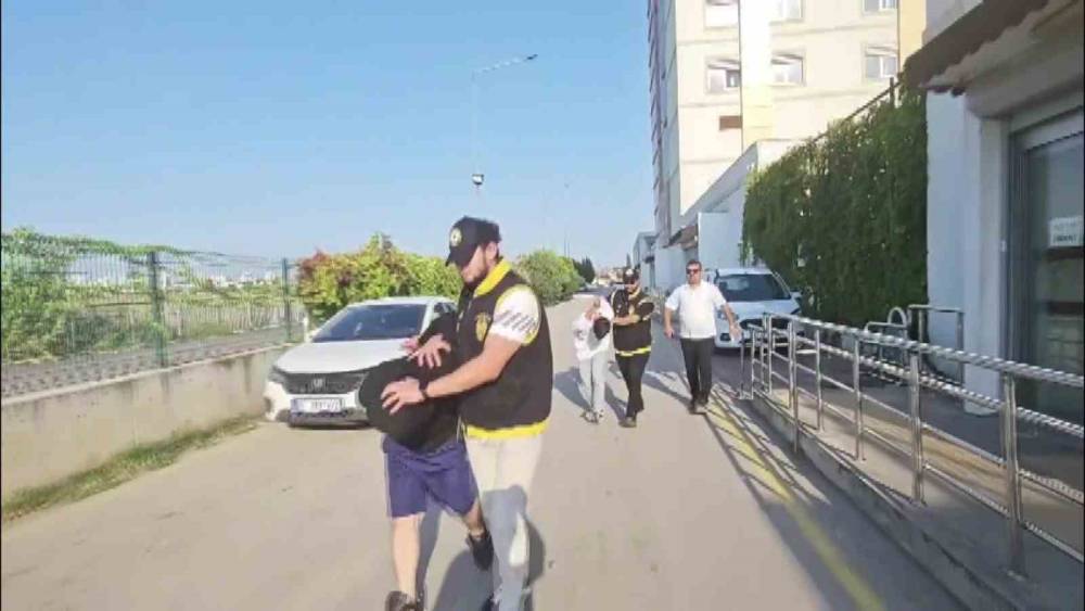 Bı&ccedil;aklayıp &ouml;ld&uuml;rd&uuml;ler evde oturmaya devam ettiler!