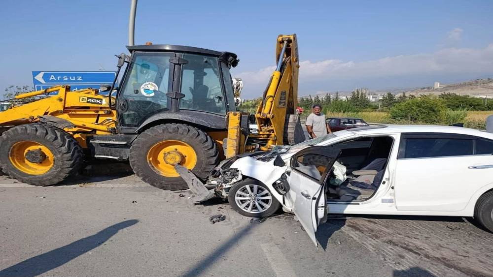 Arsuz&rsquo;da iş makinesiyle otomobil &ccedil;arpıştı: 2 yaralı