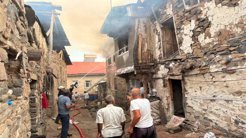 Kemaliye&rsquo;de k&ouml;y yangını kontrol altında: 8 ev kullanılamaz halde